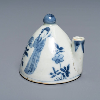 Un compte-gouttes en porcelaine de Chine bleu et blanc, Kangxi