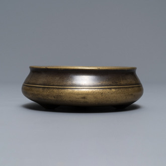 Een platte Chinese bronzen wierookbrander op drie poten, Xuande merk, 18e eeuw