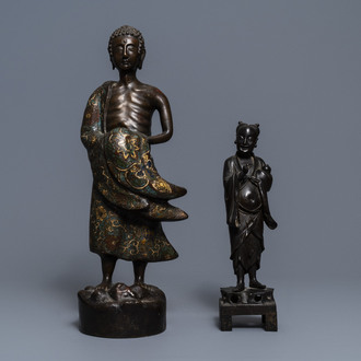 Twee grote Chinese en Japanse bronzen figuren van een onsterfelijke en een Arhat, 18/19e eeuw