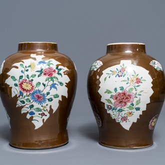 Deux vases en porcelaine de Chine famille rose sur fond 'capucin', Qianlong
