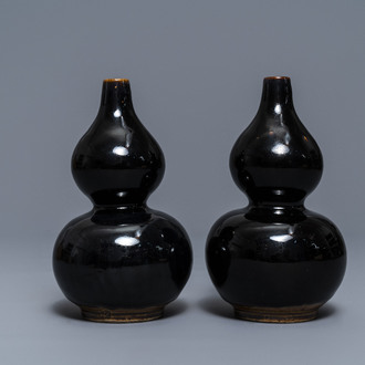Une paire de vases de forme double gourde en porcelaine de Chine brun foncé monochrome, Qianlong
