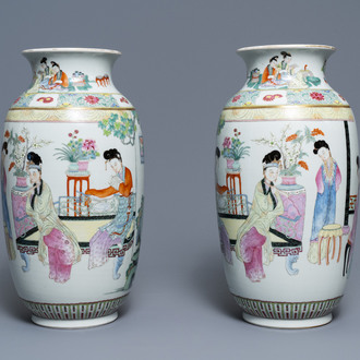 Une paire de vases en porcelaine de Chine famille rose, marque de Qianlong, 19/20ème