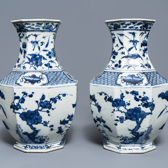 Une paire de vases de forme octagonale en porcelaine de Chine bleu et blanc, 19ème