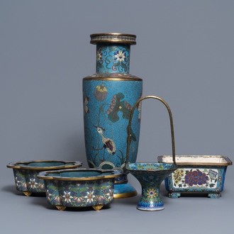 Un vase de forme rouleau et quatre jardinières en émaux cloisonnés, Chine, 19/20ème