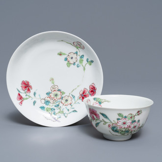 Une tasse et soucoupe en porcelaine de Chine famille rose à décor floral, Yongzheng