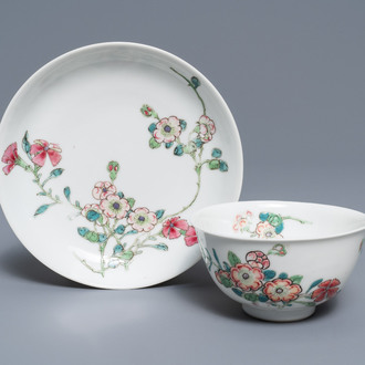 Une tasse et soucoupe en porcelaine de Chine famille rose à décor floral, Yongzheng