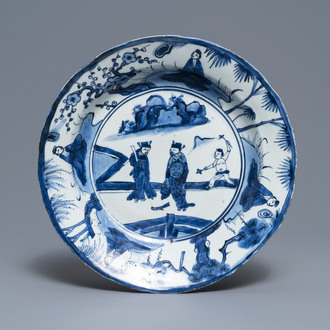 Een Chinese blauw-witte kraakporseleinen schotel met figuren, Wanli