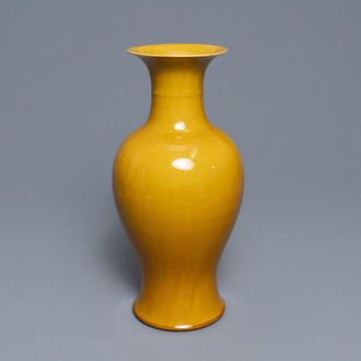 Un vase de forme balustre en porcelaine de Chine jaune monochrome, 19/20ème