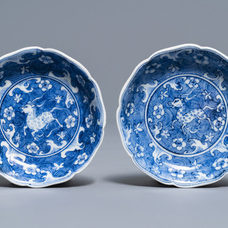 Une paire de coupes en porcelaine de Chine bleu et blanc, marque de Jiajing, prob. Kangxii