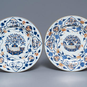 Une paire de grands plats en porcelaine de Chine de style Imari, Kangxi