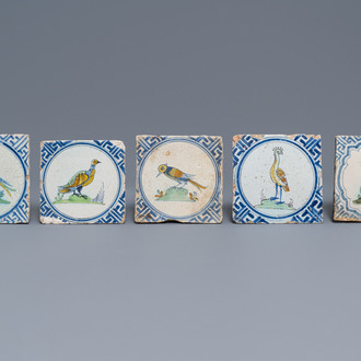 Cinq carreaux en faïence polychrome de Delft à décor d'oiseaux et d'un cerf, 1ère moitié du 17ème