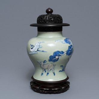 Un vase en porcelaine de Chine à fond céladon décoré en bleu, blanc et rouge, Kangxi