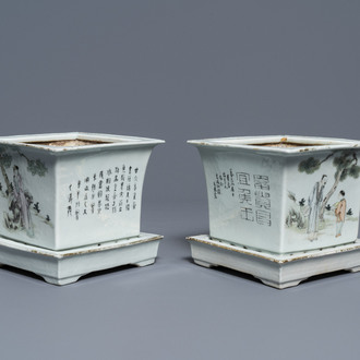 Een paar vierkante Chinese qianjiang cai jardinières op onderschotels, 19/20e eeuw