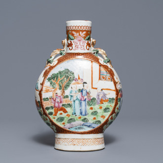 Un vase de forme gourde 'moonflask' en porcelaine de Chine famille rose à décor mandarin, Qianlong/Jiaqing