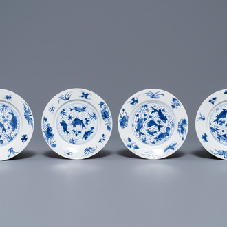 Quatre assiettes en porcelaine de Chine bleu et blanc, marque et époque de Kangxi