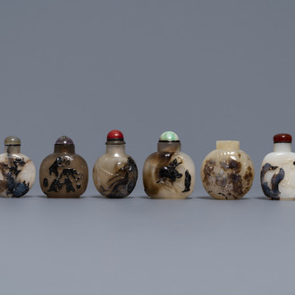 Acht Chinese snuifflessen in schaduw-agaat, 19/20e eeuw