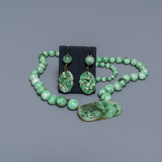 A Chinese necklace with pendant and a pair of gemstone-inset earrings in jade and gold, 20th C.