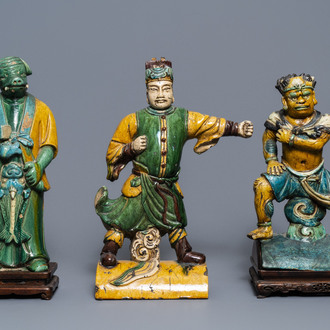Drie Chinese daktegels met sancai-glazuur, Ming