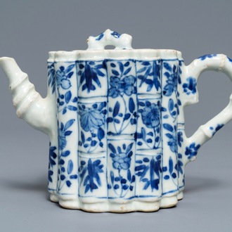 Een Chinese blauw-witte bamboevormige theepot met deksel, Kangxi