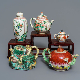 Quatre théières et une boîte à thé en porcelaine de Chine famille rose et verte, Kangxi et après