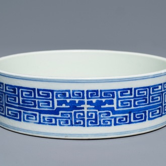 Un lave-pinceaux en porcelaine de Chine bleu et blanc, marque de Guangxu, 19/20ème