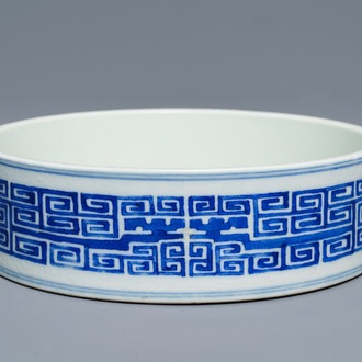 Een Chinese blauw-witte penselenwasser met archaïsch decor, Guangxu merk, 19/20e eeuw