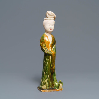 Een Chinees sancai geglazuurd aardewerken model van een hofdame, Tang