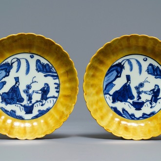 Une paire de coupes godronnées en porcelaine de Chine bleu et blanc à bordure jaune, marquées aux lièvres, Wanli