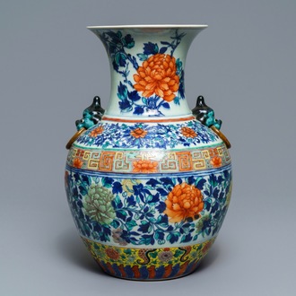 Un vase en porcelaine de Chine doucai à décor de pivoines, 19ème