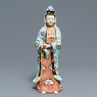 Een Chinese famille rose figuur van een staande Guanyin, Qianlong
