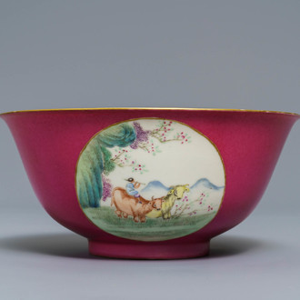 Un bol en porcelaine de Chine à fond rouge rubis, marque et époque de Guangxu