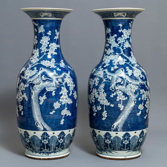 Une paire de grands vases en porcelaine de Chine bleu et blanc à décor de prunus, 19ème