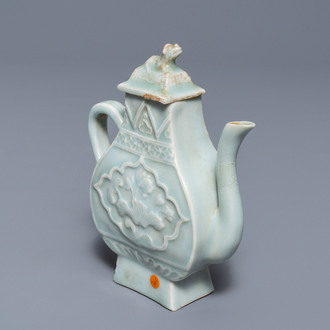 Une verseuse couverte en porcelaine de Chine qingbai à décor d'un phénix, Yuan