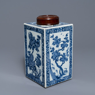 Une grande boîte à thé en porcelaine de Chine bleu et blanc à décor floral, Kangxi