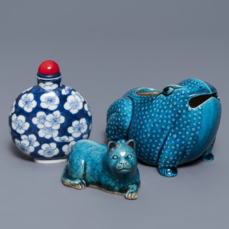 A Chinese turquoise-glazed model of a toad, a cat and a blue and white snuff bottle, Kangxi and 19th C.