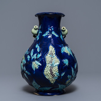 Un vase en porcelaine de Chine fahua à décor en relief, 19ème
