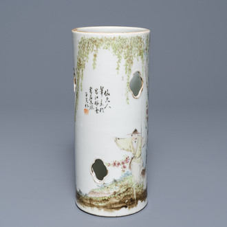 A reticulated Chinese qianjiang cai hat stand, signed Zhang Ziying, early 20th C.