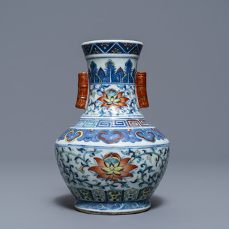 Un vase 'hu' en porcelaine de Chine doucai, marque de Qianlong, 19/20ème