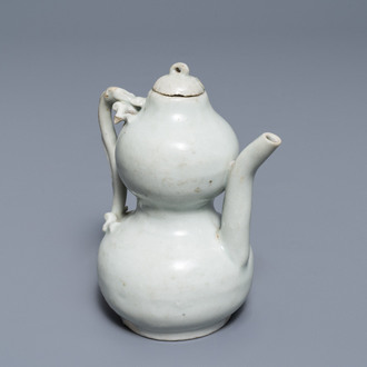 Une verseuse couverte en porcelaine de Chine de type qingbai, Yuan