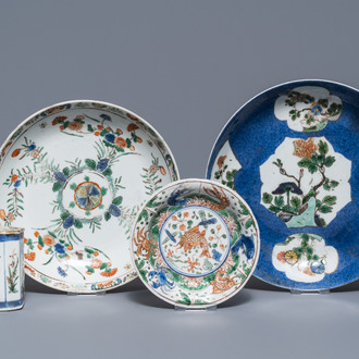 Trois assiettes et une boîte à thé en porcelaine de Chine famille verte, Kangxi