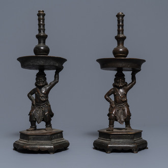 Une paire de bougeoirs en bronze, Chine, Ming