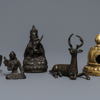 Cinq objets votives bouddhistes en bronze, Tibet et Népal, 18/19ème