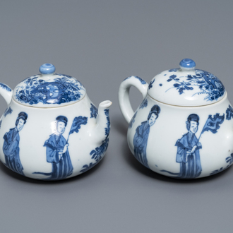 Une paire de théières en porcelaine de Chine bleu et blanc, marque 'Qing Yu Tang Zhi', Kangxi