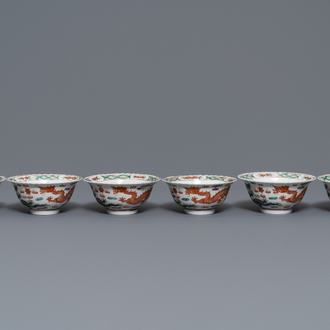 Six bols en porcelaine de Chine famille rose pour le marché Straits ou Peranakan, marque de Qianlong, 19ème