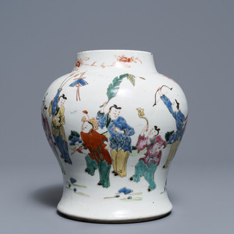 Un vase en porcelaine de Chine famille rose à décor de garçons jouants, Yongzheng