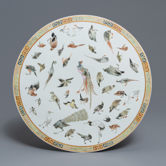 Een ronde Chinese famille rose plaquette met vogels, 19e eeuw