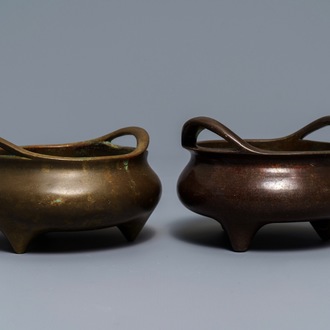 Deux brûles-parfum tripods en bronze, marque de Xuande, Chine, 19ème