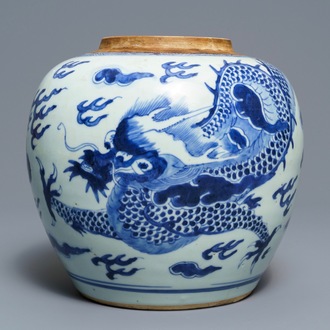 Un pot à gingembre en porcelaine de Chine bleu et blanc à décor d'un dragon, Kangxi