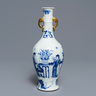 Un vase à décor de 'Longues Dames' en porcelaine de Chine bleu et blanc, Kangxi