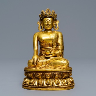Une figure de Bouddha Shakyamuni en bronze doré, Sino-Tibet, 17/18ème